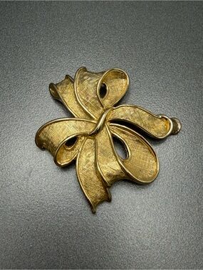 ❤️❤️⬇️Vintage Trifari Ribbon Brooch #70sb